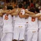 Los jugadores españoles de baloncesto celebran su victoria ante Grecia tras finalizar el partido