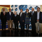 Foto de familia de representantes municipales, de Cruz Roja y de León Gótico. JESÚS F. SALVADORES