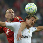 El futbolista francés Frank Ribéry, del Bayern de Múnich, lucha por el balón con el defensa portugués del Real Madrid Fabio Coentrao durante un lance del juego.