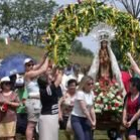 Los vecinos llevan a la Virgen de Carrizo, patrona de esta localidad, en procesión hasta la ermita