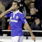 Raúl González celebra el gol que ha marcado al Valencia.