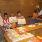 El alcalde de Villamanín entregó los libros de texto a los escolares del colegio.