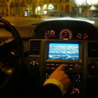 Un conductor manipula el GPS integrado en su vehículo.