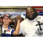 Lorenzo saluda al hombre más fuerte del mundo, el estadounidense Mark Henry.