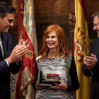 Pedro Sánchez y Ximo Puig aplauden a Carmen Alborch, reconocida con la alta distinción de la Generalitat valenciana.