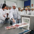 Miguel Ángel Marqués mostraba en 2007 la planta que acababan de abrir en Bembibre . ANA F. BARREDO