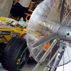 Un gran ventilador da aire a Fernando Alonso, metido en su R28
