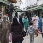 Una calle comercial de Rabart, ayer, con ciudadanos con mascarillas. HALAL MORCHIDI