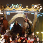 Gaspar, en su carroza y rodeado por niños de León, en su recorrido por las calles más céntricas de la capital, ayer. MARCIANO