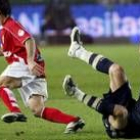 Íñigo Vélez, a la izquierda, se lleva el balón y Sergio Ramos cae al césped