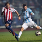 El jugador argentino, Lionel Messi, junto al defensa del Paraguay, Pablo Cesar Aguilar.