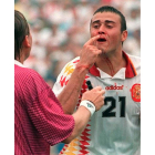 Luis Enrique protesta al árbitro Puhl tras sufrir un codazo de Tassotti en el Mundia de Estados Unidos 1994. KOTE