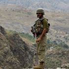 Un soldado paquistaní monta guardia en el área tribal de Khyber, cerca del puesto fronterizo de Torkham entre Pakistán y Afganistán, el 15 de junio del 2016.