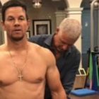 Mark Wahlberg, ejercitando sus músculos.