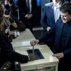 Manuel Valls vota en la primera vuelta de las primarias de la izquierda francesa.