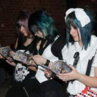 Tres aficionadas al cómic manga, en la jornada de ayer.