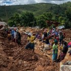 Pobladores de Mozambique realizan labores de rescate tras en paso del ciclón Idai.