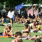 Los asistentes al festival, disfrutando de la playa fluvial de Villafranca.