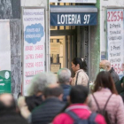 Una cola en Barcelona para comprar lotería. MARTA PÉREZ