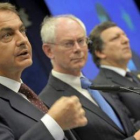 Zapatero, durante su comparecencia, junto a Van Rompuy y Durao Barroso.