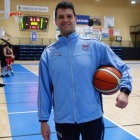 Javier Llorente es el técnico del Marín Peixegalego, único invito del baloncesto nacional. LA VOZ DE GALICIA