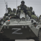 Soldados del ejército ruso, a bordo de un vehículo blindado de transporte de personal BTR-80, se dirigen por carretera hacia el centro de Ucrania. EFE/ Stringer