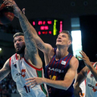 El pívot ucraniano del Barça Pustovyi pelea por un rebote en la semifinal de la Supercopa ante el Baskonia