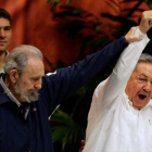 Fidel levanta el brazo de Raúl, en abril del 2011.