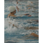 Ejercicios de natación para mayores en una piscina de León