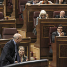 El ministro de Educación recibe aplausos de los compañeros de su grupo parlamentario.