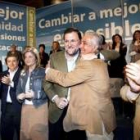 Rajoy y el candidato a la Presidencia de la Junta, Javier Arenas, se saludan en un acto en Málaga