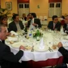En primer término, a la izquierda, el decano de los abogados junto a otros letrados en la cena