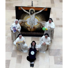 Las monjas muestras las herramientas de magia que utilizan. convento madres dominicas