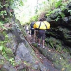 Hacia el campo base del volcán por la lava solidificada