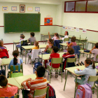 Imagen de archivo de un profesor durante la explicación de la materia a sus alumnos.