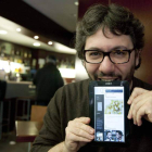 Alberto Marcos con su aplicación de blogcinero.