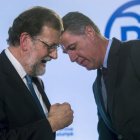 Mariano Rajoy conversa con el líder del PPC, Xavier García Albiol. QUIQUE GARCÍA