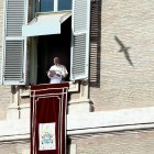 El papa durante el rezo del Ángelus oficiado ayer en la plaza de san Pedro.