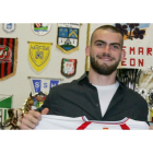 El pivote brasileño fichado por el Ademar fue presentado ayer oficialmente en las oficinas del club leonés.