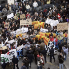 Los manifestantes, con pancartas y banderas independentistas, a la puerta del juzgado.