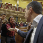 El líder de PSOE, Pedro Sánchez, saludando al secretario general de Podemos, Pablo Iglesias, en el Congreso.
