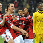Ibrahimovic celebra con sus compañeros su gol ante el Arsenal.