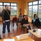 Viñuela (a la izquierda) acompaña a los primeros concursantes de karaoke en Robledo.