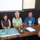 Los responsables de Bierzo Aire Limpio, ayer. DL