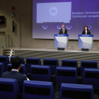 Vera Jourova (a la derecha) ayer en Bruselas, en rueda de prensa. FRANCOIS LENOIR
