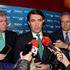 El consejero de Fomento, Juan Carlos Suárez-Quiñones, duarnte sus declaraciones a la prensa en la jornada de debate Telefónica-Diario de León