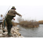Gonzalo Beltrán y Domingo Yañez en la primera jornada de la temporada de pesca en el coto de Sardonedo.