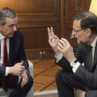 El presidente del Gobierno, Mariano Rajoy, conversa con su homólogo griego, Andonis Samarás, este miércoles en Atenas.
