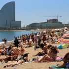 La playa de la Barceloneta durante una ola de calor el verano pasado