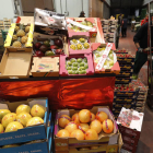 Cajas de frutas en Mercaleón. RAMIRO